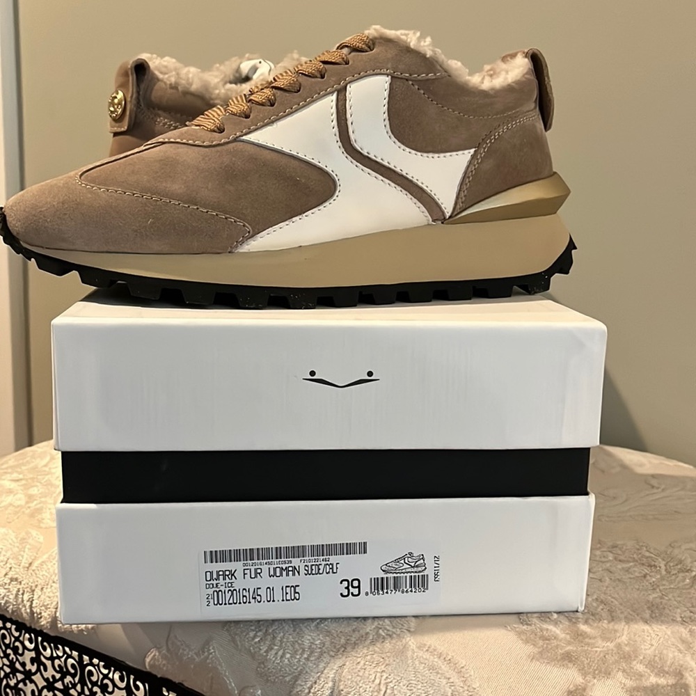 New with box voile Blanche sneakers pearl fur/suede